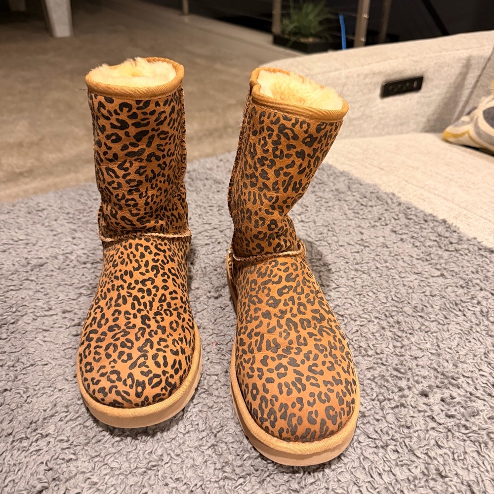 UGG Y2K Style Brown Leopard Print Boots with Faux Fur - Picture 2 of 8